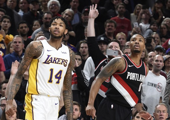 Brandon Ingram (vlevo) z LA Lakers a Damian Lillard z Portlandu sledují, jak...