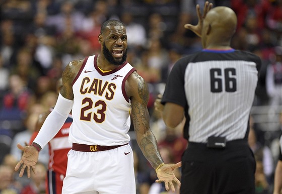 LeBron James (23) z Clevelandu nesouhlas s rozhodm Haywoodem Workmanem.