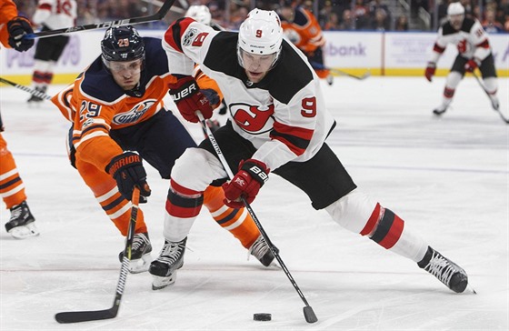 Taylor Hall (vpravo) z New Jersey ujídí Leonu Draisaitlovi z Edmontonu.