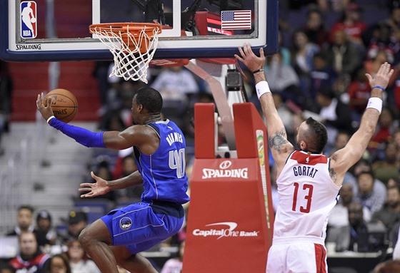 Harrison Barnes z Dallasu obeel Marcina Gortata z Washingtonu.