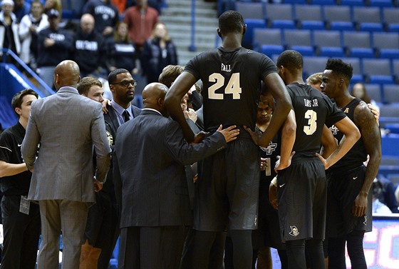 Tacko Fall (24) vynívá pi porad basketbalist Central Florida.