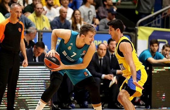 Luka Don�i� (vlevo) z Realu Madrid se sna�í p�elstít obranu Maccabi Tel Aviv....