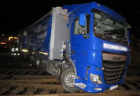 Rychlík v Chlumci nad Cidlinou narazil na pejezdu do kamionu (31.10.2017).