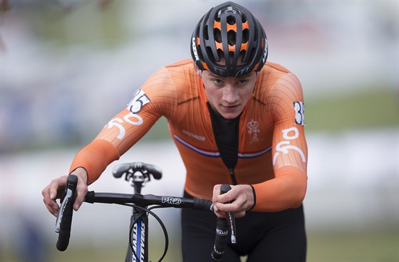 Nizozemský cyklokrosař Mathieu van der Poel na trati mistrovství Evropy v...