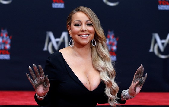 Mariah Carey zanechala své otisky v betonu na nádvoí TCL Chinese Theatre (Los...