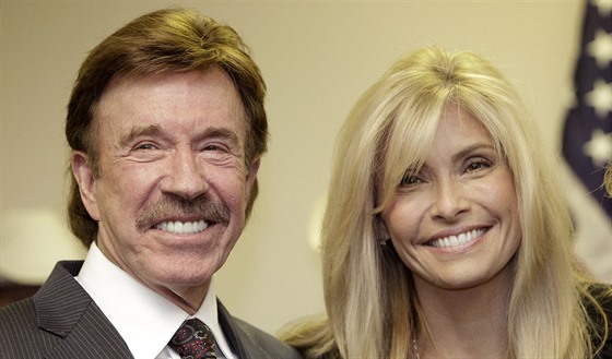 Chuck Norris a jeho manželka Gena (Garland, 2. prosince 2010)
