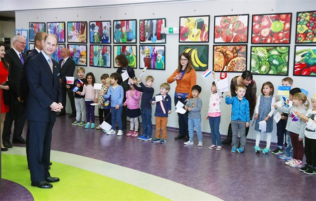 Princ Edward míří na Hrad, ve Vestci u Prahy zasadí strom
