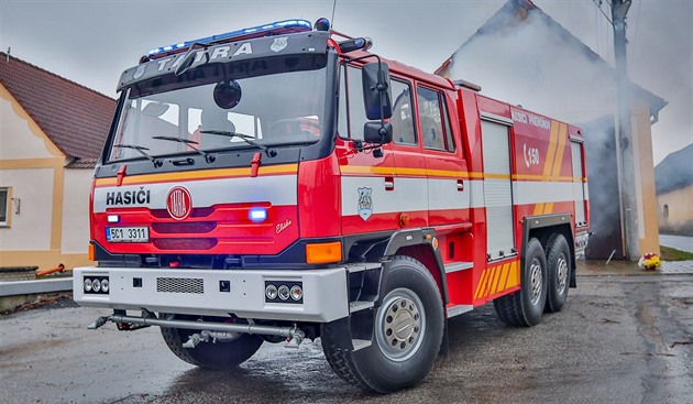 Na Tachovsku bourali hasiči jedoucí k nehodě, pět se jich zranilo