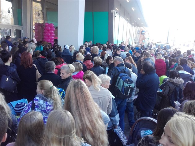 Lidé ekají na otevení nového obchodního centra IGY 2 v eských Budjovicích.