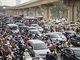 Typick obrzek z vietnamsk metropole, kter je zahlcen auty a motorkami....