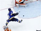 VE STEHU. Michal Neuvirth v brance Philadelphie elí stele Carla Gunnarssona.