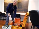 Horst Kmpf, geolog z Nmeckho centra pro geologick vzkum, u kufru s...