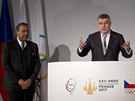Předseda Mezinárodního olympijského výboru Thomas Bach (vpravo) vystoupil v...