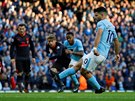 Sergio Aguero z Manchesteru City promuje pokutový kop.