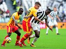Luca Antei z Beventa (uprosted) napadá záloníka Juventusu Blaise Matuidiho...