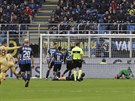 GÓL! Fotbalisté Turína (ve zlatém) skórují v utkání proti Interu Milán.