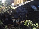 Střechu Hotelu Modrava dvakrát za sebou poničily popadané stromy.