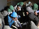 Uprchlíci, které zachránila pobení strá nedaleko libyjských beh (31. íjna...