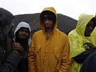 Uprchlíci nedaleko Calais, odkud se běženci snaží dostat do Velké Británie ...