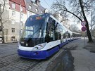 Tílánková housenka o délce 31 metr pepravuje lidi v lotyské metropoli Riga.