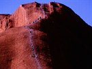 Turisté plhají na posvátnou horu Uluru v Austrálii.