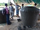 Nádre na sbr vody vyrábjí dlníci v Kambodi.
