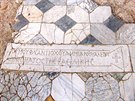 Detail dlaby v Salamis