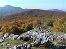 Útesy Jelence nabízejí impozantní výhled na hřebeny Malých Karpat.