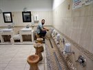Vící muslim pi mytí nohou v meit v Budapeti