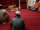 lenové muslimské komunity v Budapeti sedící v malé meit.