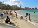 Plá Cable Beach u bahamské metropole Nassau je pohodln dostupná také...