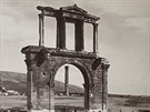 Hadriánova brána v Athénách na historickém snímku.