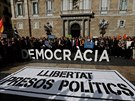 Na barcelonskou demonstraci na podporu obvinného vedení Katalánska pily...