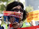 U americké ambasády v Tokiu protestovali lidé proti státní návtv amerického...