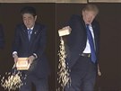 Americký prezident Donald Trump bhem návtvy Japonska krmil s tamním...