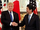 Americký prezident Donald Trump a japonský premiér inzó Abe v Tokiu. (6....