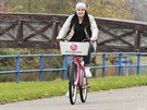 Bikesharing vyu��v� v �esk�ch Bud�jovic�ch nap��klad i Krist�na Matlachov�.