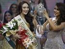 Vítzce Miss Earth 2017, Karen Ibascové, korunku bhem slavnostního veera v...