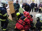 Pratí hasii zachránili z koryta Vltavy daka (5. listopadu 2017).