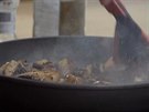 Houby orestované na cibulce se ávou z peeného masa servírujte k rostbífu...