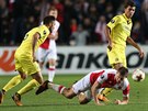 Slávistický útoník Tomá Necid padá v souboji s obránci Villarrealu v utkání...