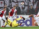Kolumbijský útoník Carlos Bacca (na zemi . 9) z Villarrealu stílí gól Slavii...