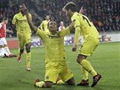 Carlos Bacca z Villarrealu kleí na trávníku a raduje, práv vstelil gól...