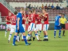 etí fotbalisté se radují z gólu  proti Islandu na turné v Kataru.