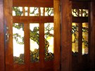 Vstupní dvee zdobí motiv japonské erné borovice.