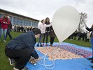 Nafukovn balonu pro sondu student z nkolika kol ped vyputnm do...