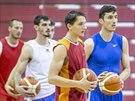 Jií Welsch (v modrém) na tréninku basketbalových Pardubic. Vedle nj stojí...