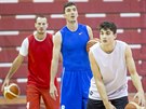 Jií Welsch (v modrém) na tréninku basketbalových Pardubic. V bílém Michal...