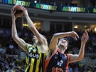 Jan Veselý (vlevo) z Fenerbahce Istanbul bojuje na doskoku s Aaronem...