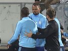 Patrice Evra (vlevo v modrém) z Marseille ádil ped zápasem, krotí ho...